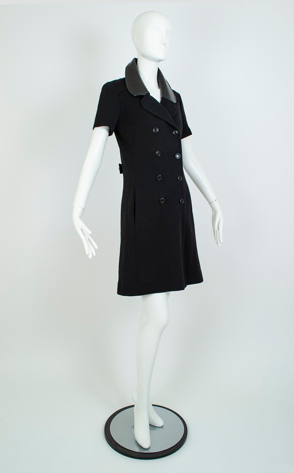 Mod Courrges-inspiriertes schwarzes A-Linien-Minikleid mit Lacklederkragen XS, 1960er Jahre (Schwarz) im Angebot
