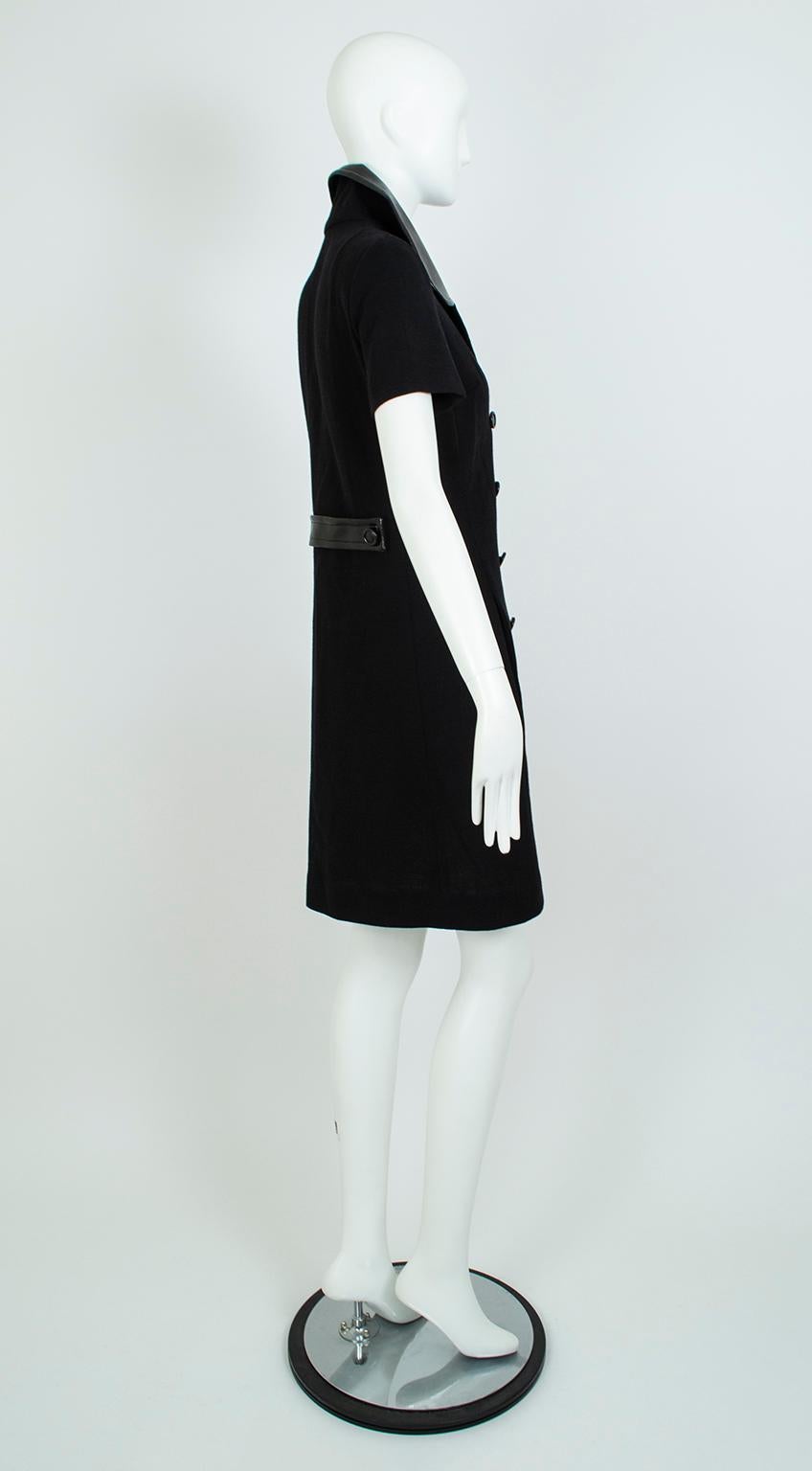 Mod Courrges-inspiriertes schwarzes A-Linien-Minikleid mit Lacklederkragen XS, 1960er Jahre im Zustand „Hervorragend“ im Angebot in Tucson, AZ