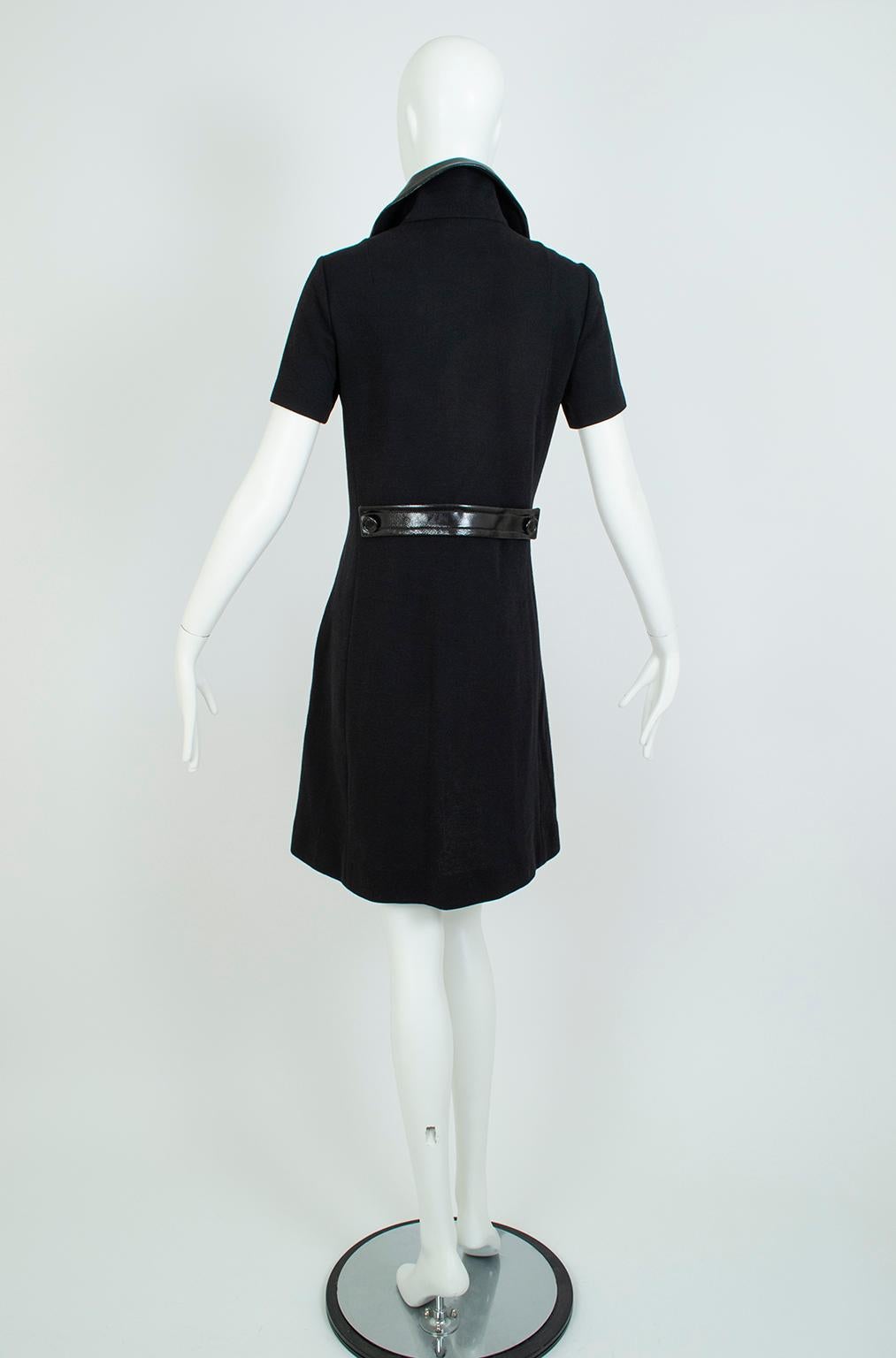 Mod Courrges-inspiriertes schwarzes A-Linien-Minikleid mit Lacklederkragen XS, 1960er Jahre Damen im Angebot