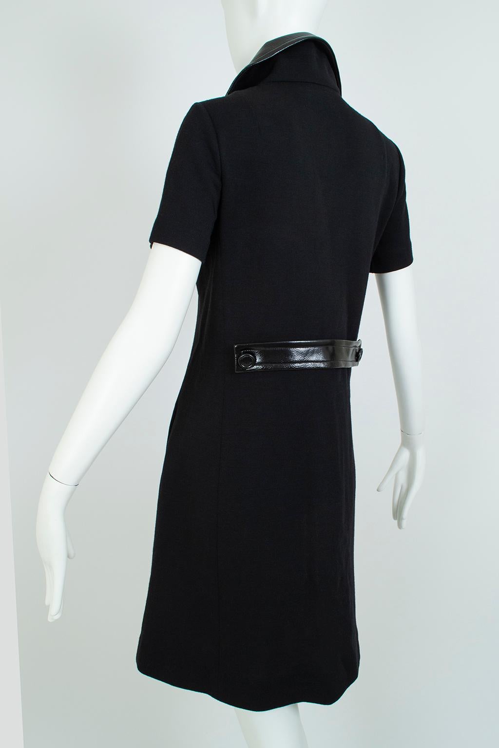 Mod Courrges-inspiriertes schwarzes A-Linien-Minikleid mit Lacklederkragen XS, 1960er Jahre im Angebot 4