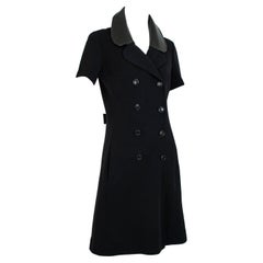 Mini robe trapèze Mod Courrges à col en cuir verni noir, taille XS, années 1960