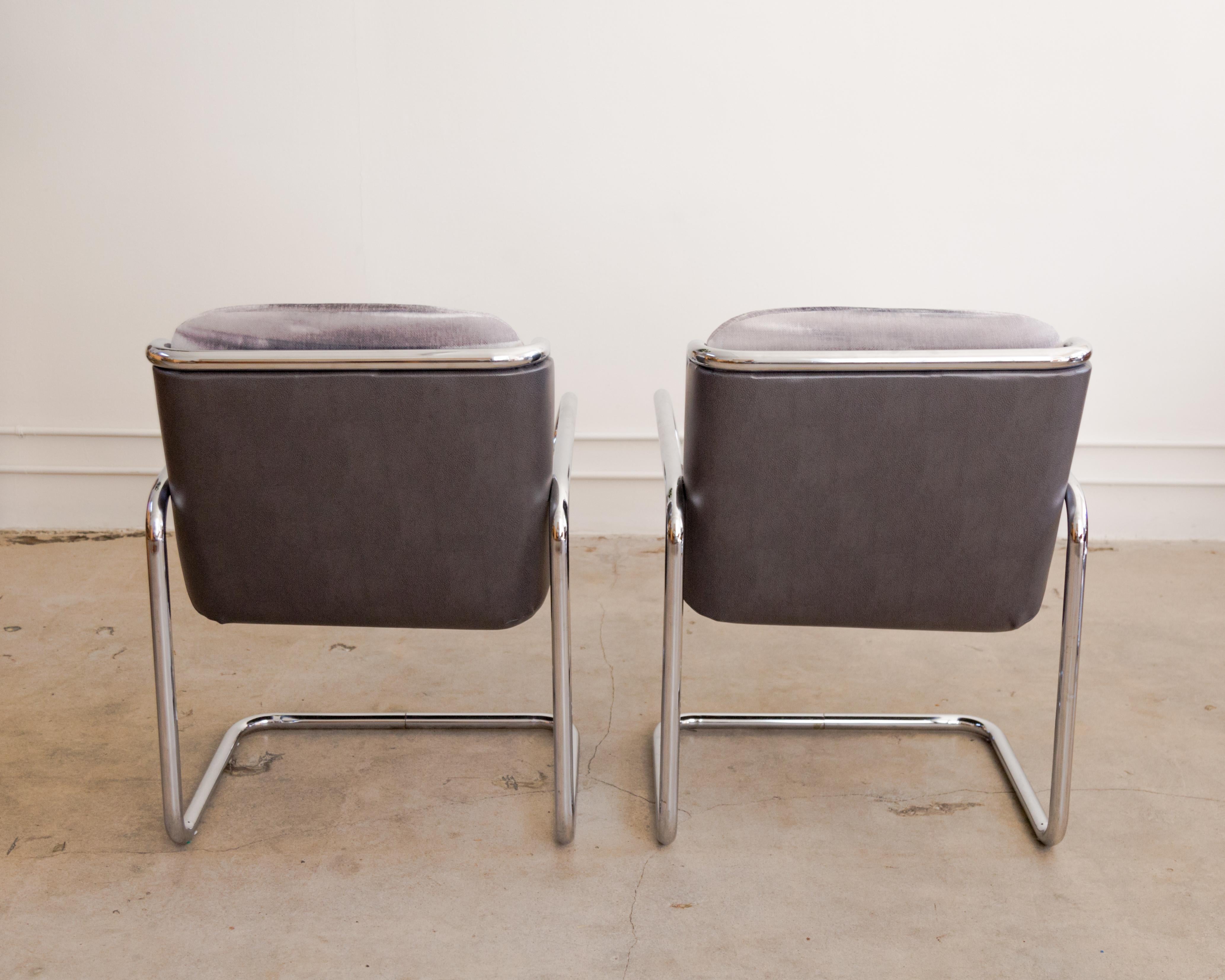 Imitation cuir Mod Cantilevered Dining Armchairs en vente
