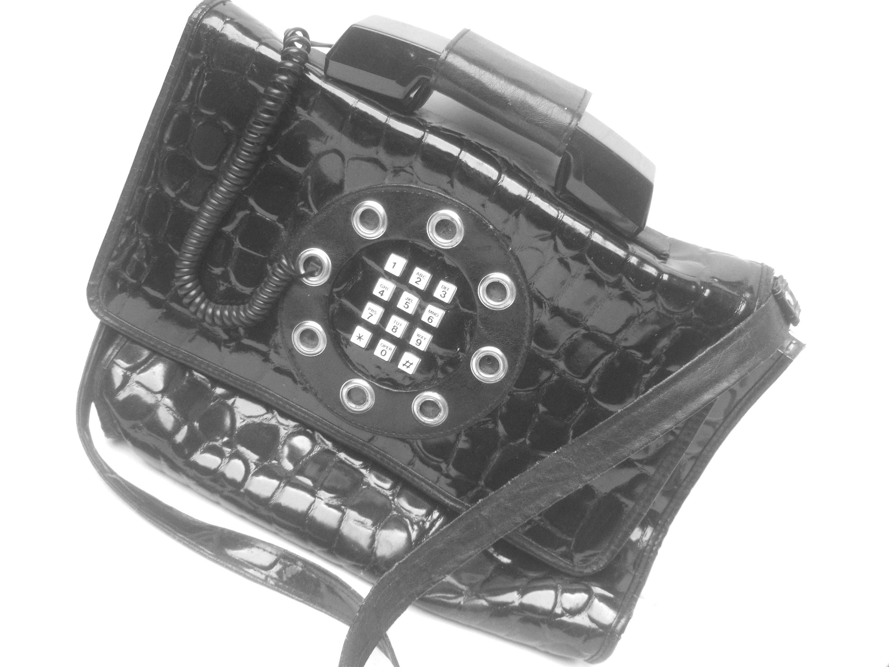 Mod Geprägte schwarze Telephone-Umhängetasche aus Vinyl ca. 1980er im Zustand „Gut“ im Angebot in University City, MO