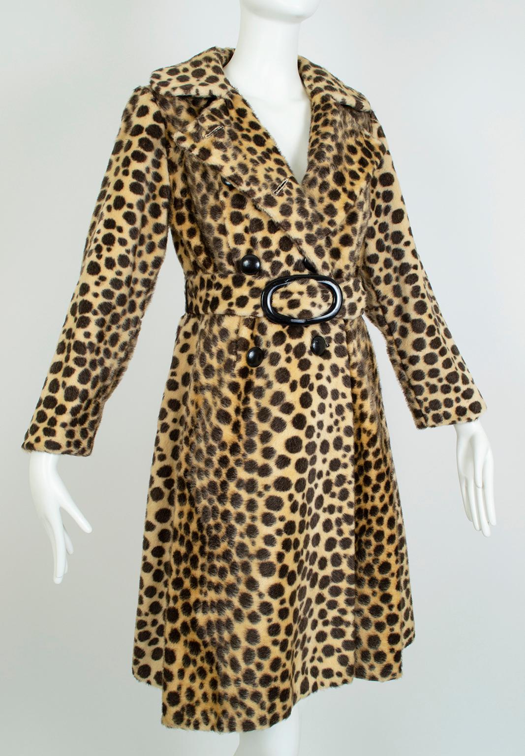 A far cry from the coarse economy faux furs of today, this chic vintage model comes as close to looking and feeling like the real thing as we’ve ever seen (and we have several real leopards against which to compare!). Beautifully printed, it