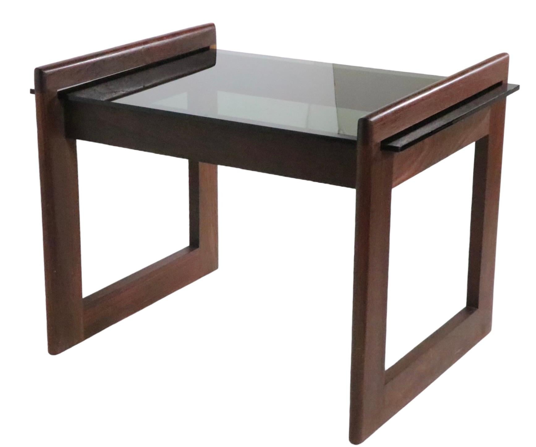 Schicker architektonischer End- oder Beistelltisch von Adrian Pearsall, um 1970. Der Tisch hat eine Platte aus getöntem Glas, die in den Massivholzrahmen passt. Sehr fetziges Design, hervorragender Originalzustand, sauber und einsatzbereit. 
 Bitte