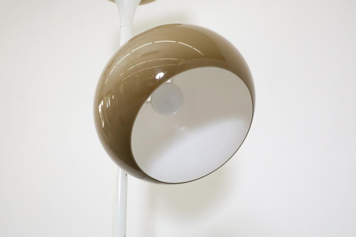 Lampadaire MOD Guzzini avec abat-jour double champignon, années 1960 en vente 2