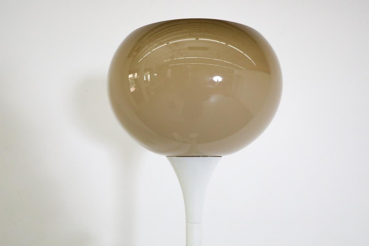 Lampadaire MOD Guzzini avec abat-jour double champignon, années 1960 en vente 4