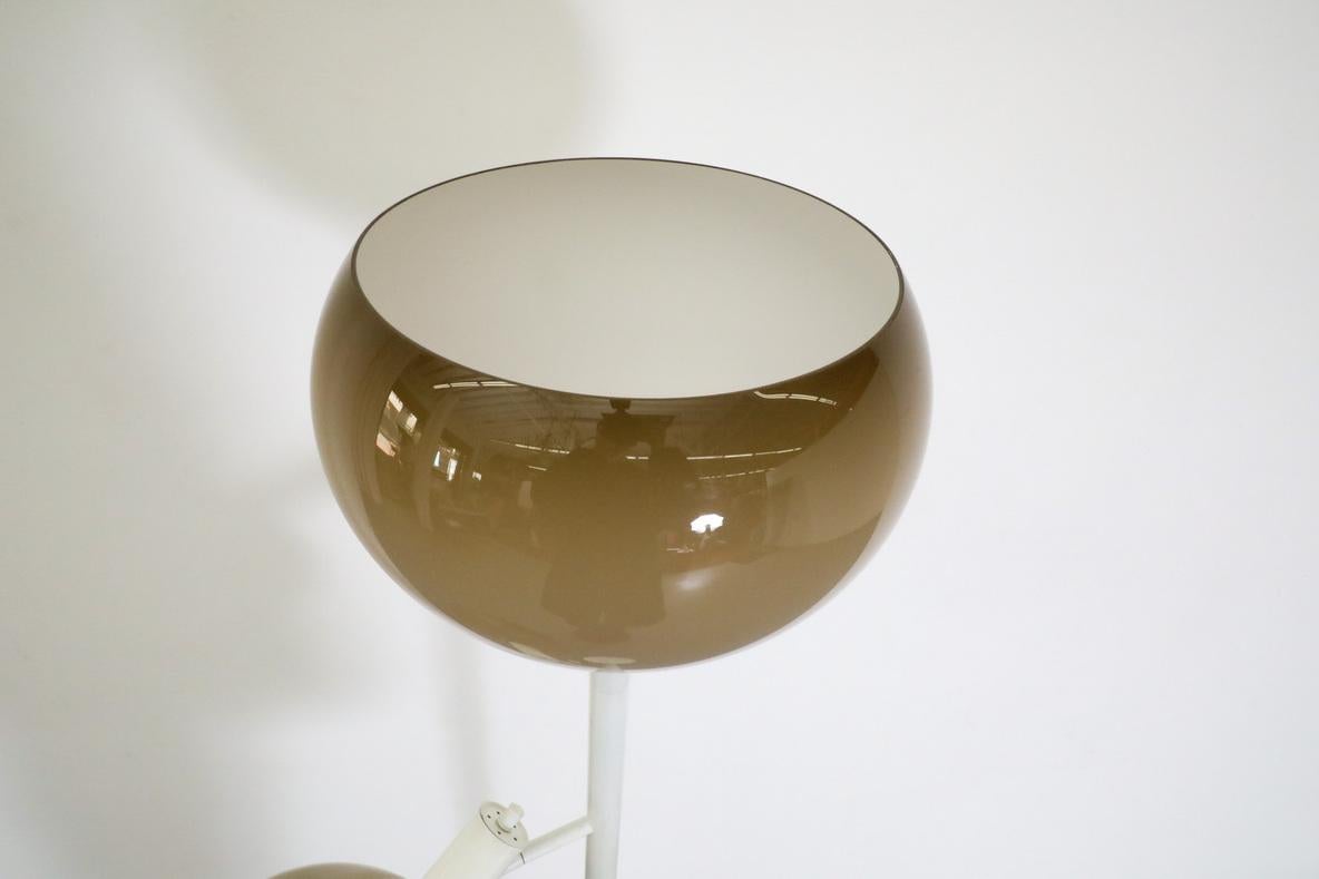 Lampadaire MOD Guzzini avec abat-jour double champignon, années 1960 en vente 5