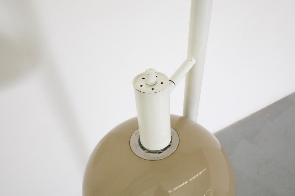 Lampadaire MOD Guzzini avec abat-jour double champignon, années 1960 en vente 6