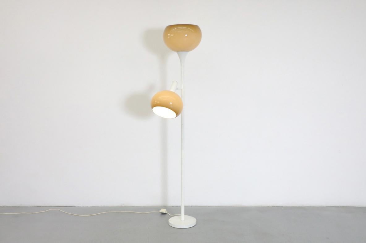 Lampadaire MOD des années 1960 avec base en métal émaillé blanc et deux abat-jour en forme de champignon, l'abat-jour inférieur est réglable et les deux peuvent être allumés et éteints séparément. En état original avec une usure visible