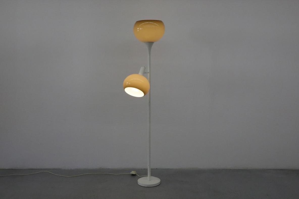 Mid-Century Modern Lampadaire MOD Guzzini avec abat-jour double champignon, années 1960 en vente