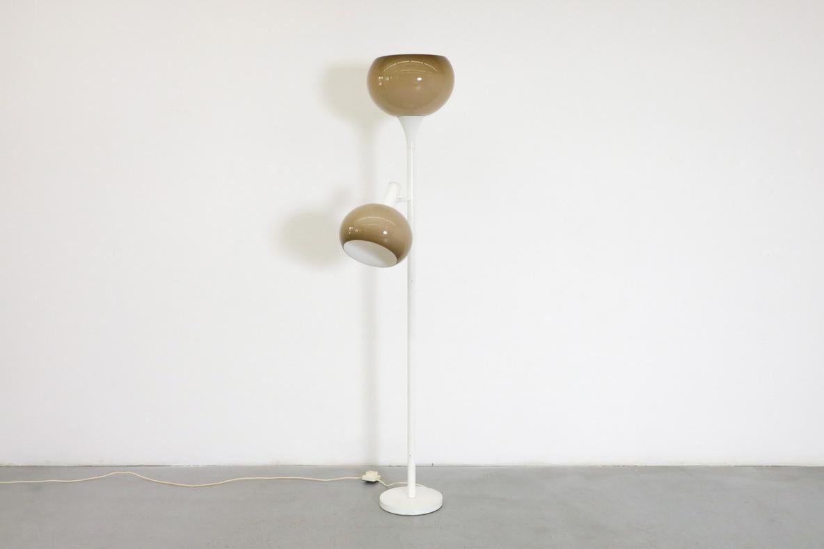 Lampadaire MOD Guzzini avec abat-jour double champignon, années 1960 Bon état - En vente à Los Angeles, CA