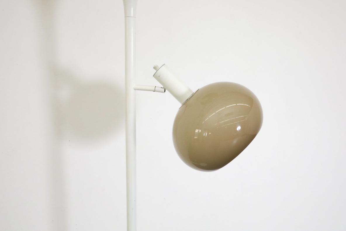 Lampadaire MOD Guzzini avec abat-jour double champignon, années 1960 en vente 1
