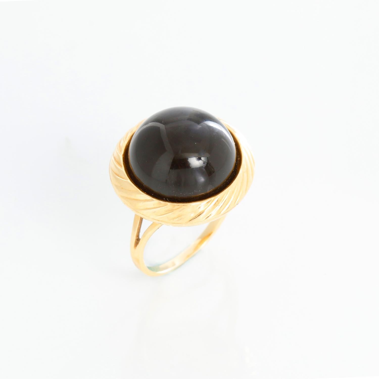 This beautiful ring features a black onyx stone with a diameter of 5/8 inch centered by a textured 14k yellow gold border.  It has a total weight of 7.0 grams and is a ring size 6.