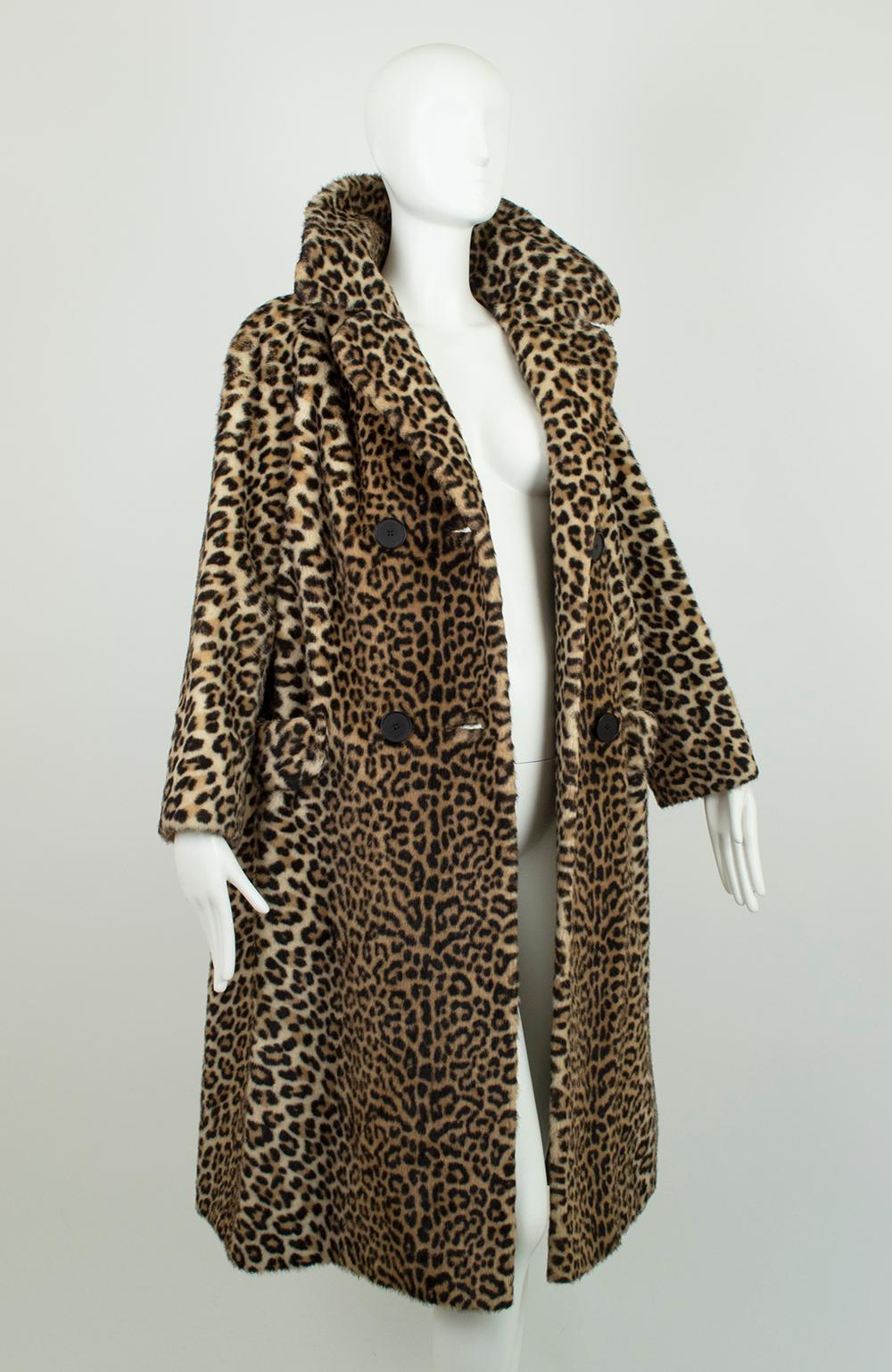 A far cry from the coarse economy faux furs of today, this chic vintage model comes as close to looking and feeling like the real thing as we’ve ever seen (and we have several real leopards against which to compare!). Beautifully printed, it