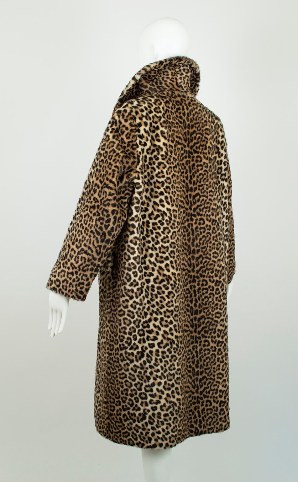Mod *Large Size* Faux Leopard ¾ Length A-Line Bracelet Sleeve Coat – L-XL, 1960s In Excellent Condition In Tucson, AZ