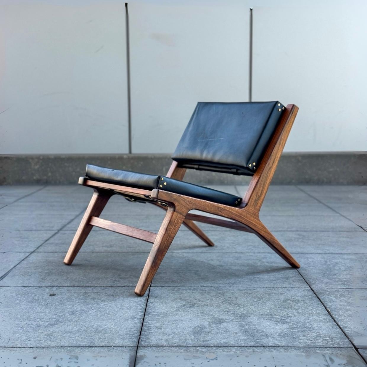 Sillón Mod de cuero y madera Estadounidense en venta