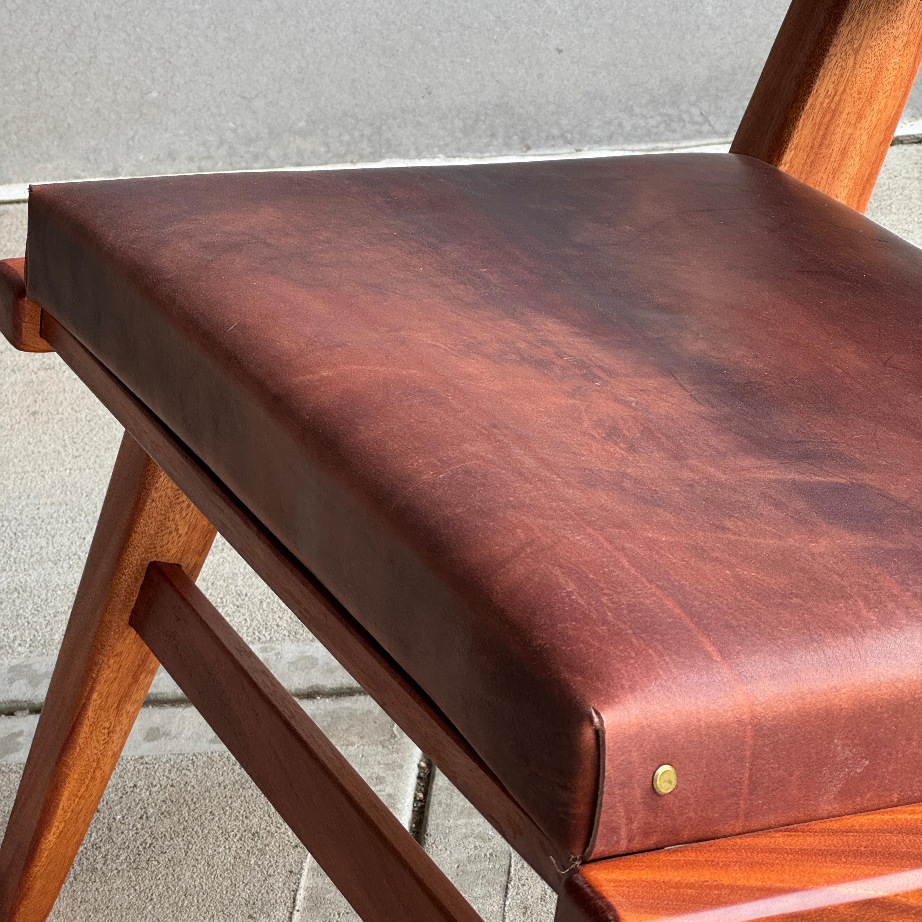 Sillón Mod de cuero y madera Latón en venta