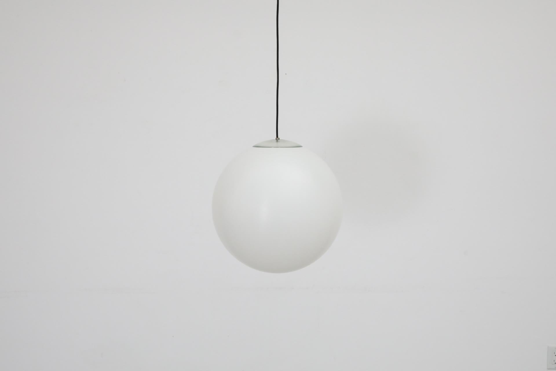 Lampade a sospensione MOD Mid-Century Acrylic Globe in vendita 3