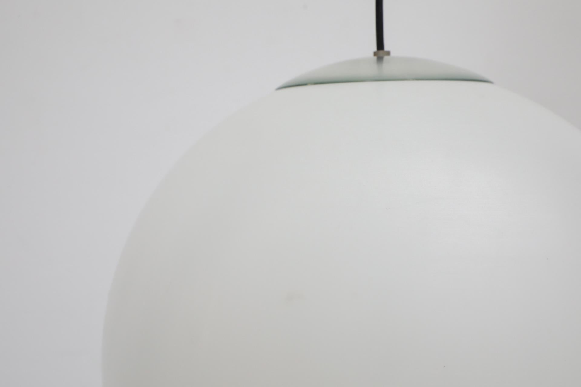 Lampade a sospensione MOD Mid-Century Acrylic Globe in vendita 5