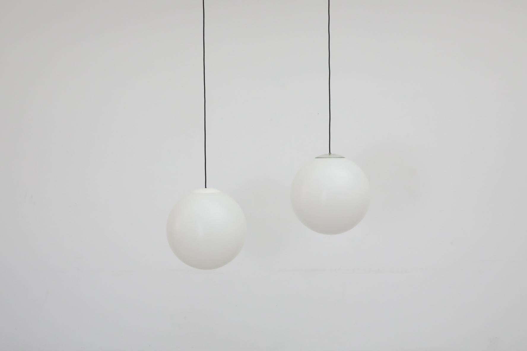 Ciondoli a globo in acrilico MOD Mid-Century con un coperchio trasparente sulla parte superiore. In condizioni originali, con un'usura visibile che corrisponde all'età e all'uso. Mostrato con altri pendenti con coperchio bianco, disponibili e