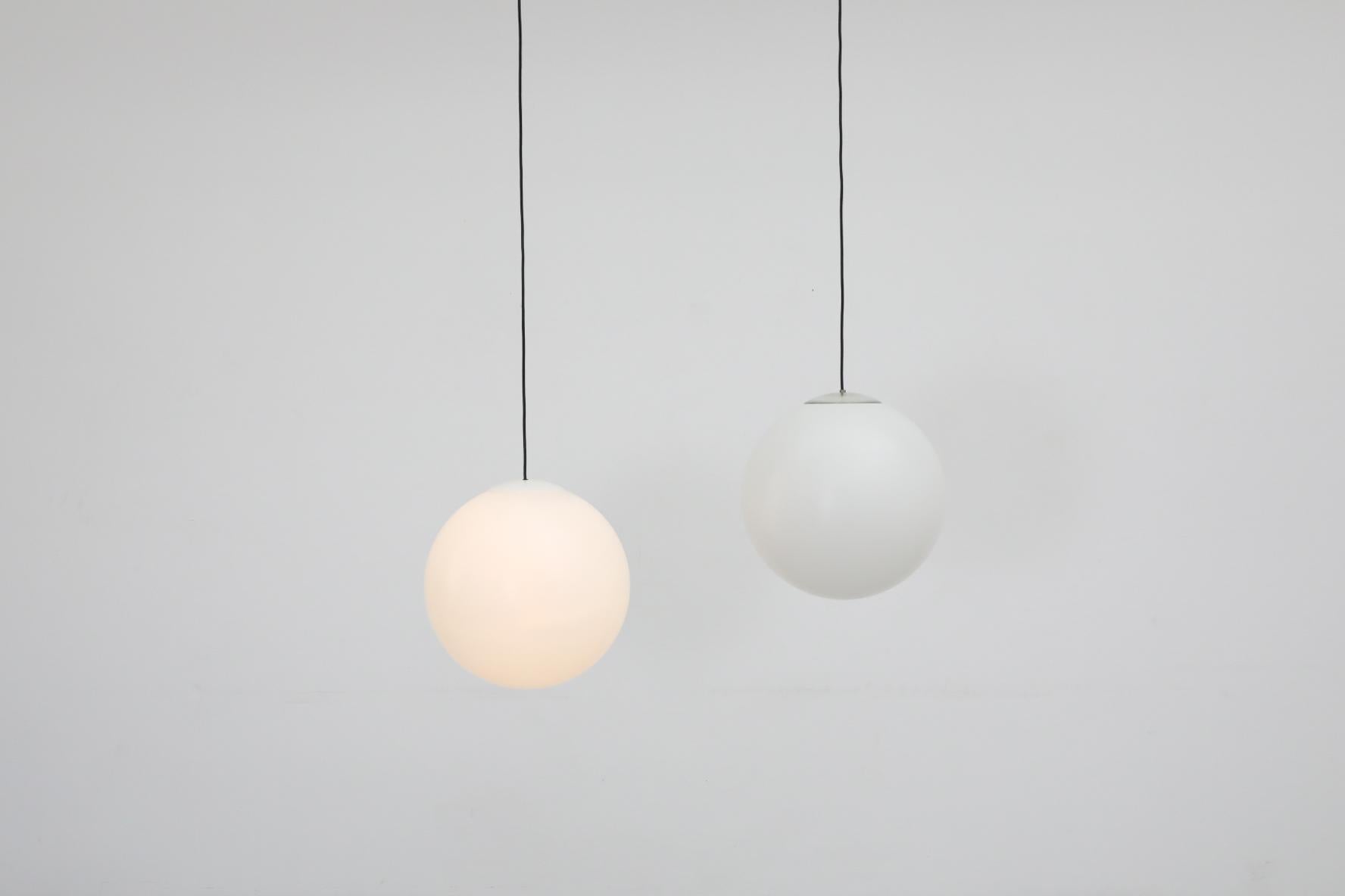 Mid-Century moderno Lampade a sospensione MOD Mid-Century Acrylic Globe in vendita