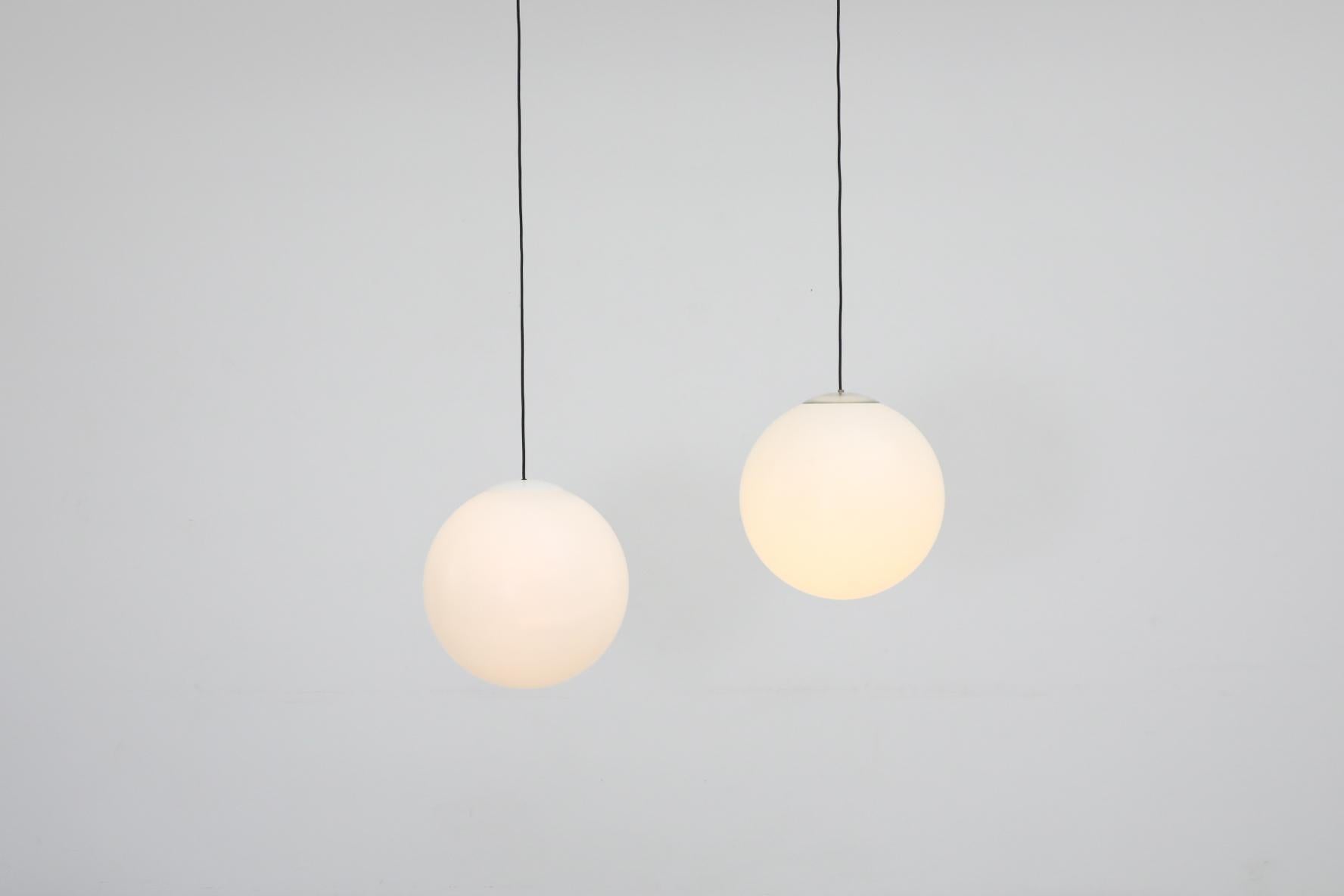 Olandese Lampade a sospensione MOD Mid-Century Acrylic Globe in vendita