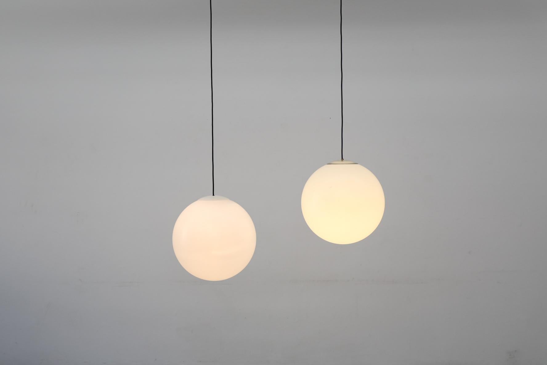 Lampade a sospensione MOD Mid-Century Acrylic Globe In condizioni buone in vendita a Los Angeles, CA