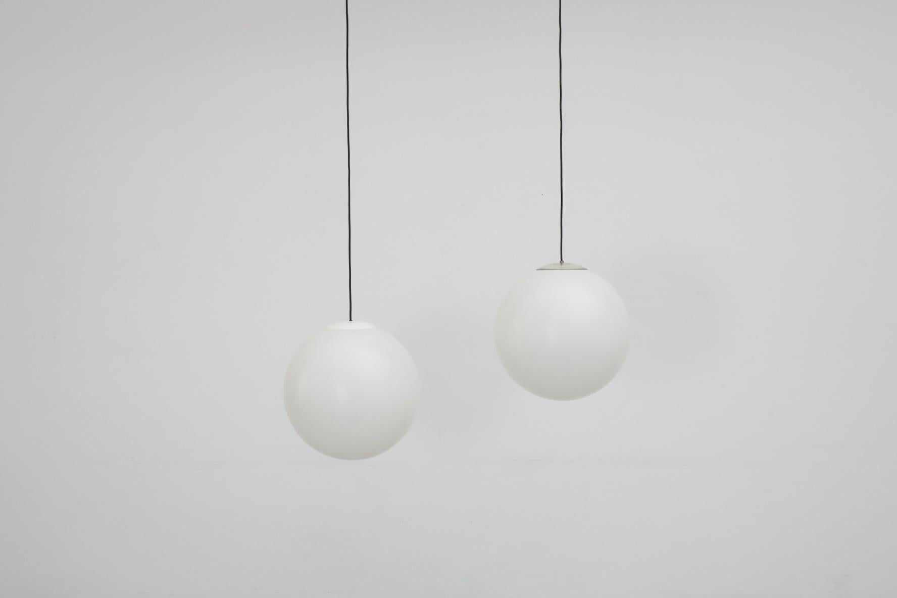 XX secolo Lampade a sospensione MOD Mid-Century Acrylic Globe in vendita