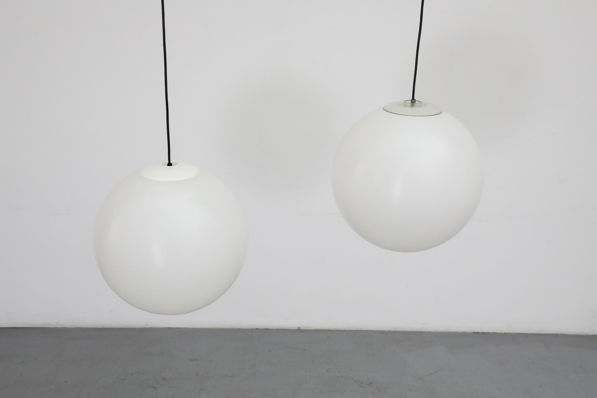 Acrilico Lampade a sospensione MOD Mid-Century Acrylic Globe in vendita