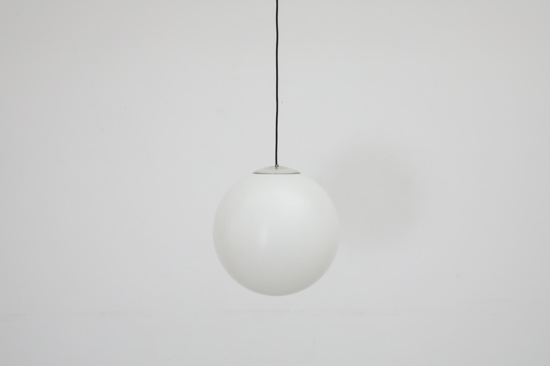 Lampade a sospensione MOD Mid-Century Acrylic Globe in vendita 1