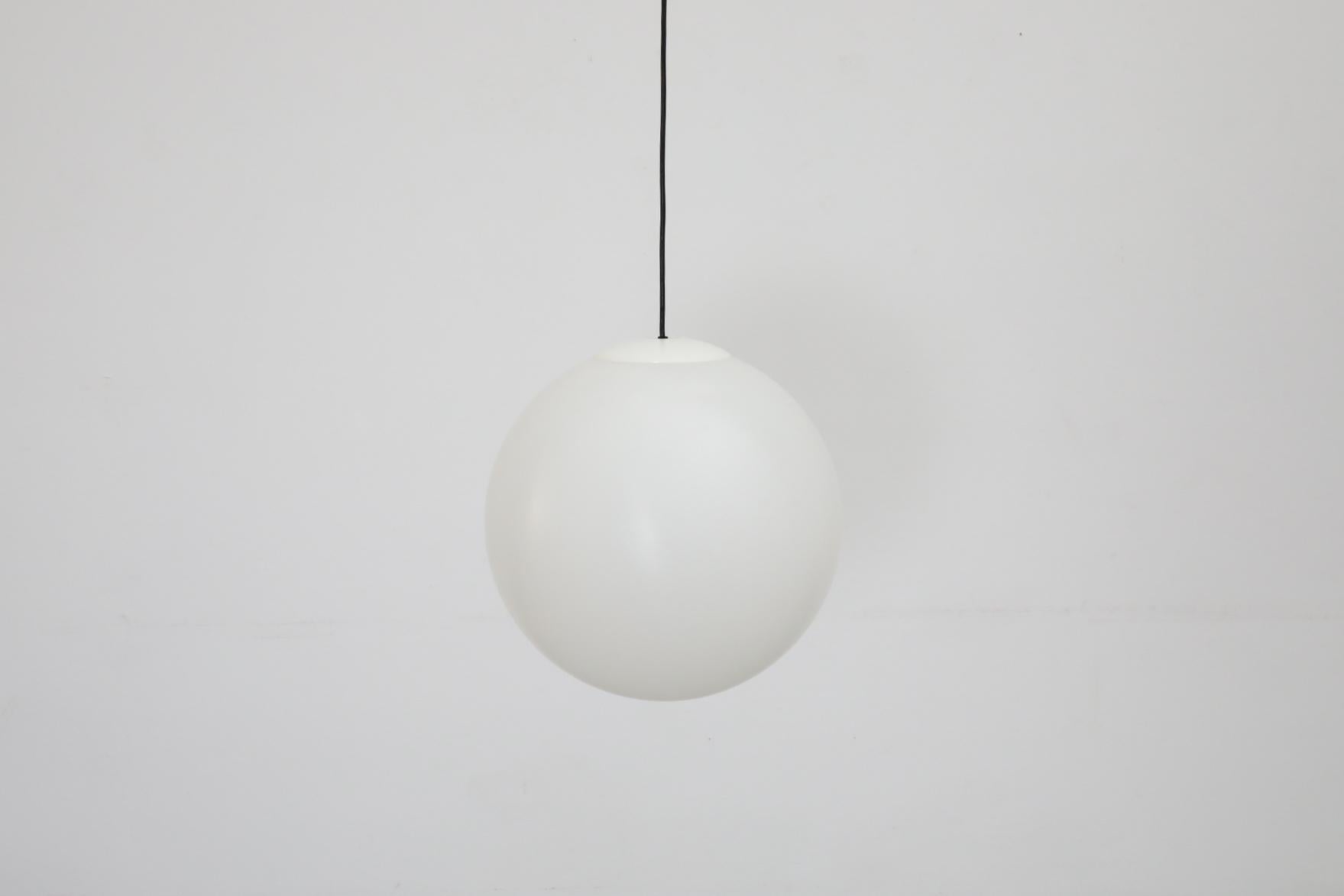 Ciondoli a globo in acrilico MOD Mid-Century con un coperchio bianco sulla parte superiore. In condizioni originali, con un'usura visibile che corrisponde all'età e all'uso. Mostrato con altri pendenti con coperchio trasparente, disponibili e