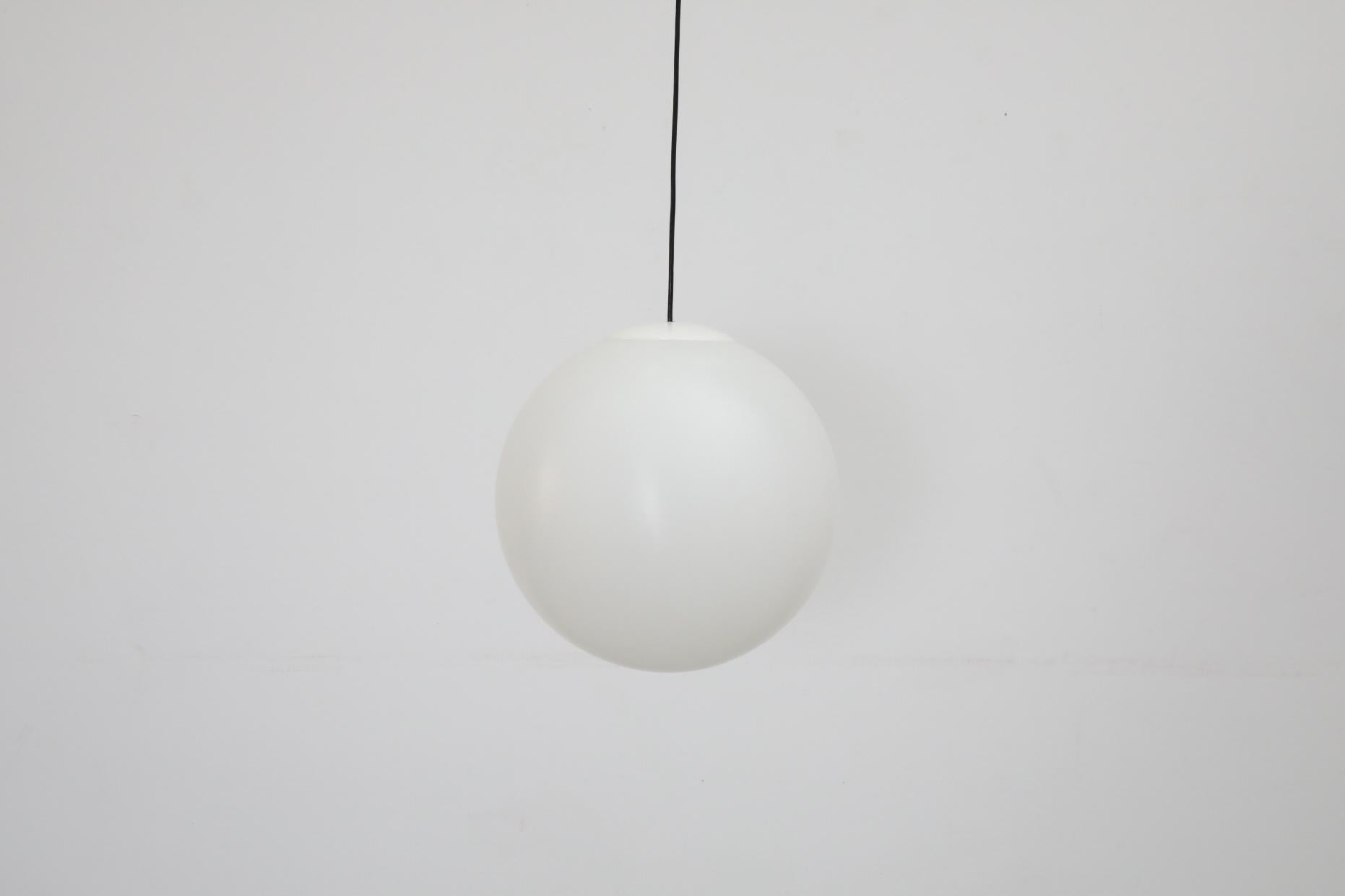 Mid-Century moderno Ciondoli a globo in acrilico MOD Mid-Century in vendita