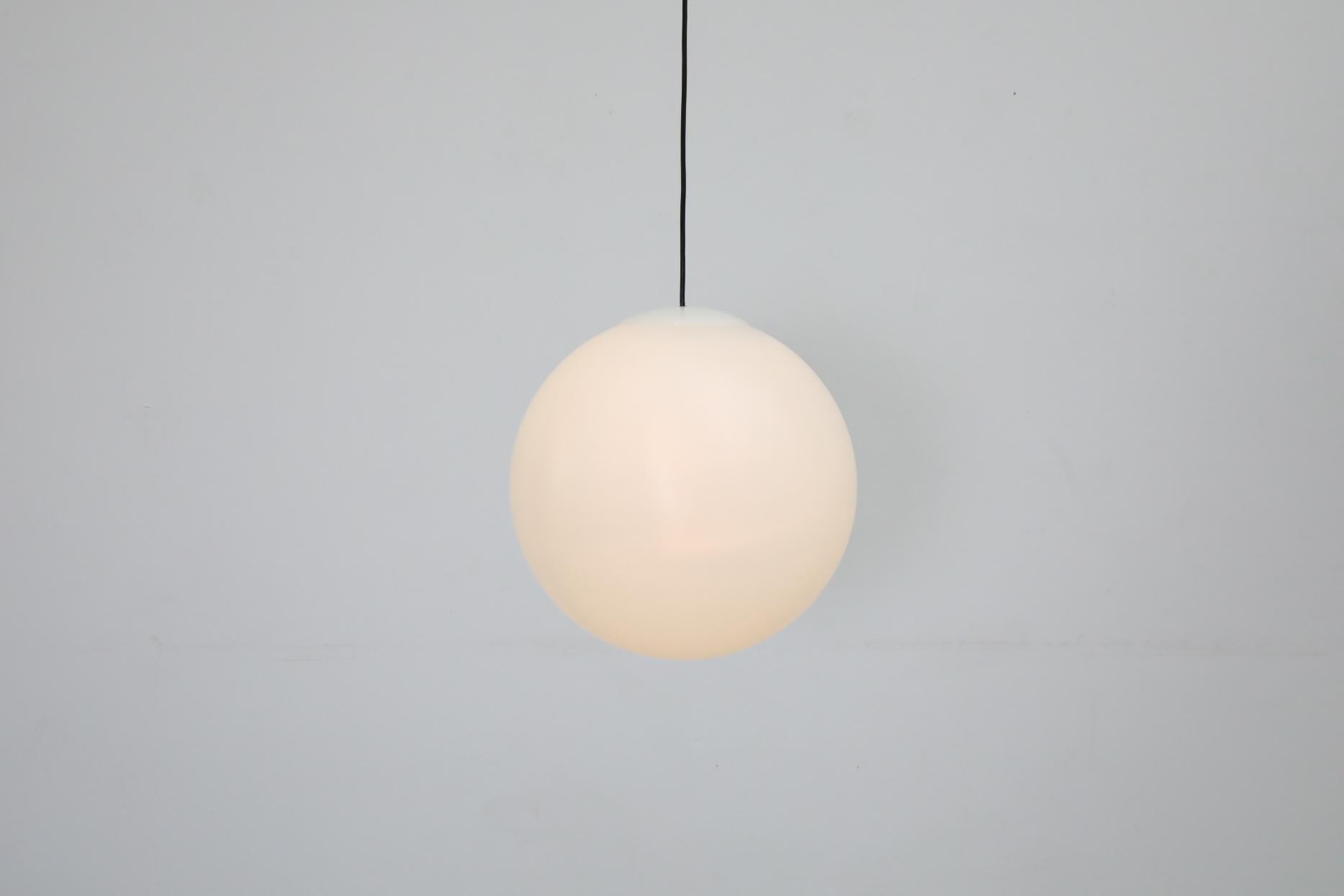 Olandese Ciondoli a globo in acrilico MOD Mid-Century in vendita