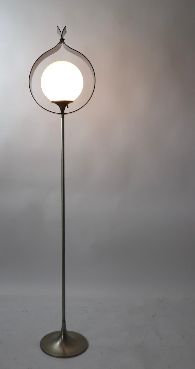 Lampadaire moderne mi-siècle en verre lucite et métal de Laurel Bon état - En vente à New York, NY