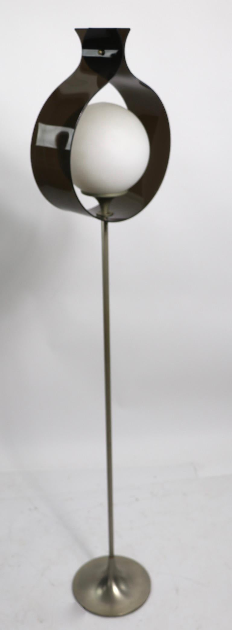 Lampadaire moderne mi-siècle en verre lucite et métal de Laurel en vente 2