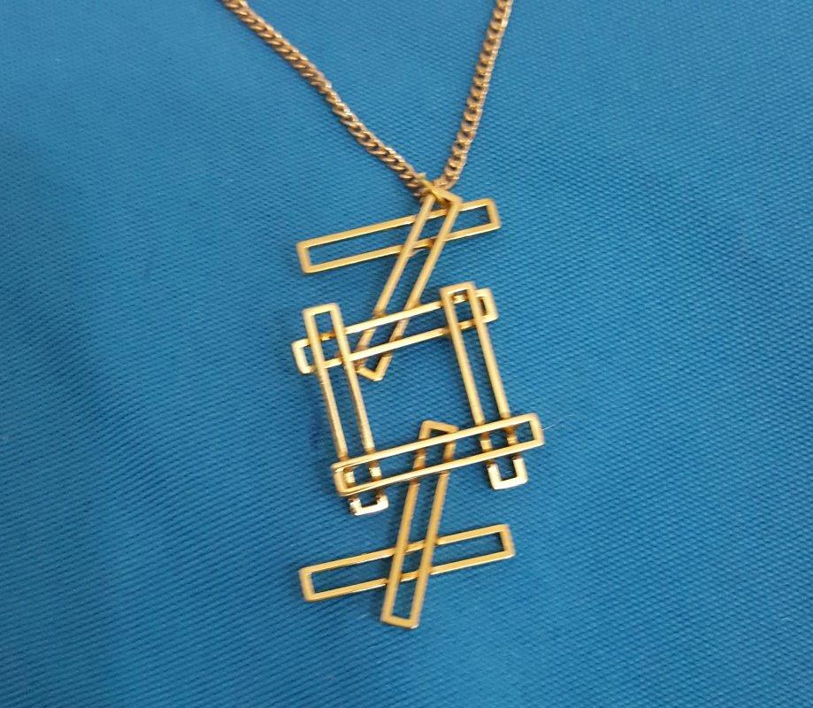 XX secolo Collana con ciondolo geometrico in stile Mod/Mid-Century Modern, oro in vendita