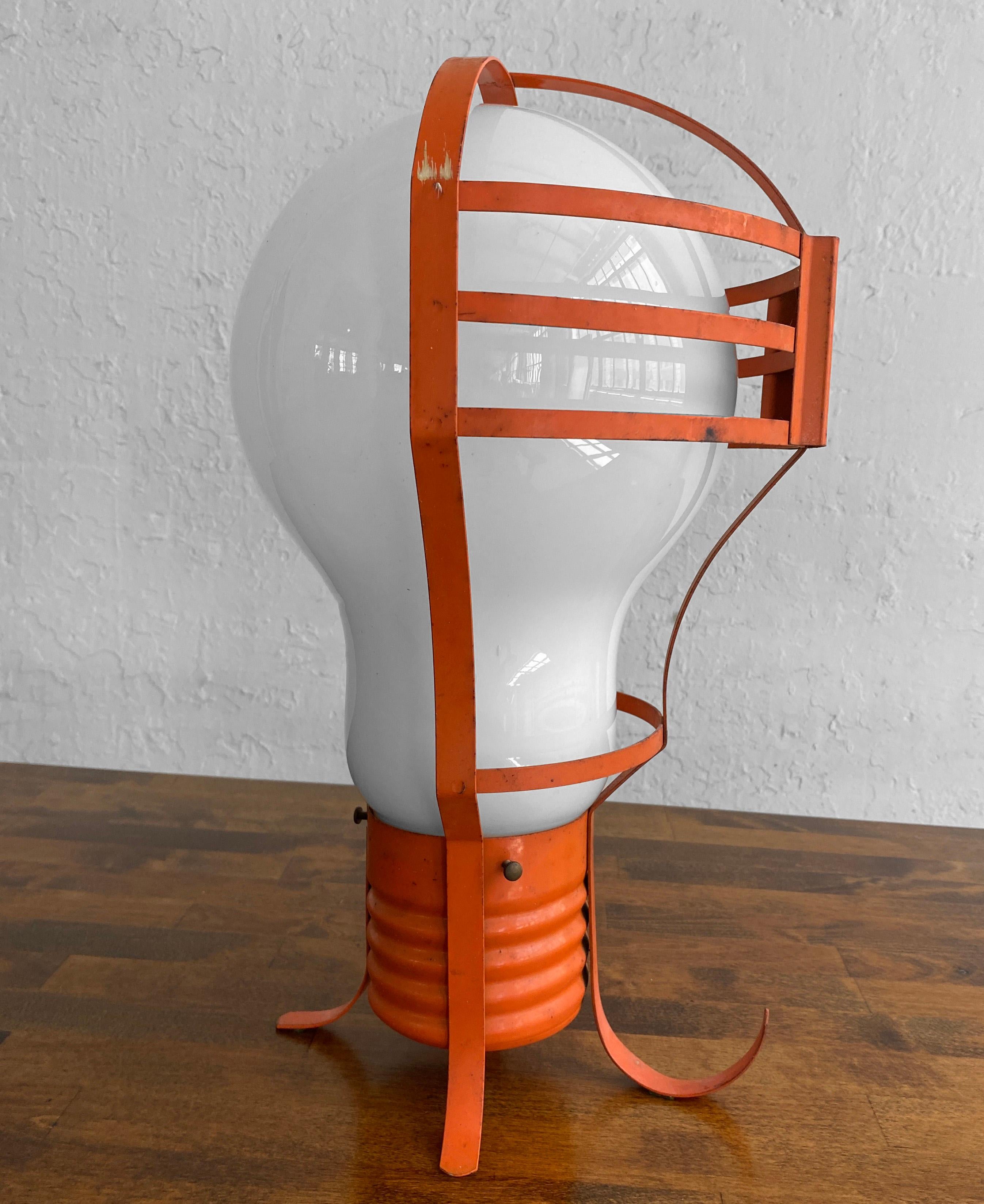 Mod Übergroße Pop Art Glühbirne Tischlampe (Metall) im Angebot
