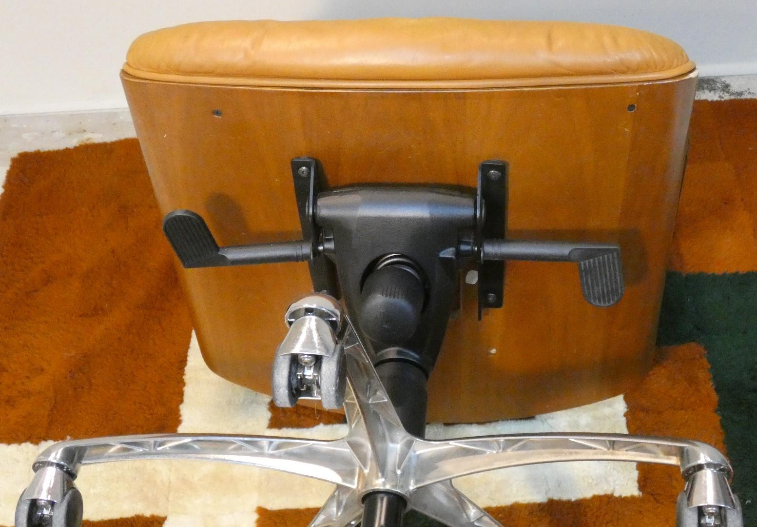 Mod. Kiruna Drehsessel aus Leder und Holz von Studio Tecnico Vaghi, 1975 im Angebot 6