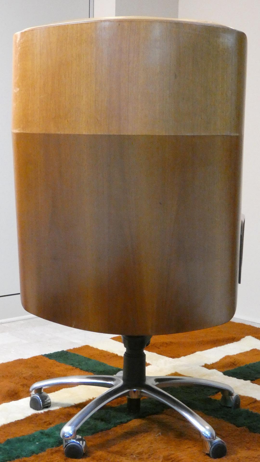 Mod. Kiruna Drehsessel aus Leder und Holz von Studio Tecnico Vaghi, 1975 (Handgefertigt) im Angebot
