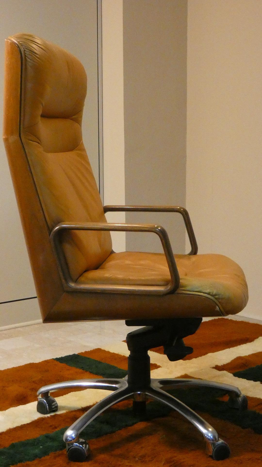 Mod. Kiruna Drehsessel aus Leder und Holz von Studio Tecnico Vaghi, 1975 im Zustand „Hervorragend“ im Angebot in modena, Emilia-Romagna