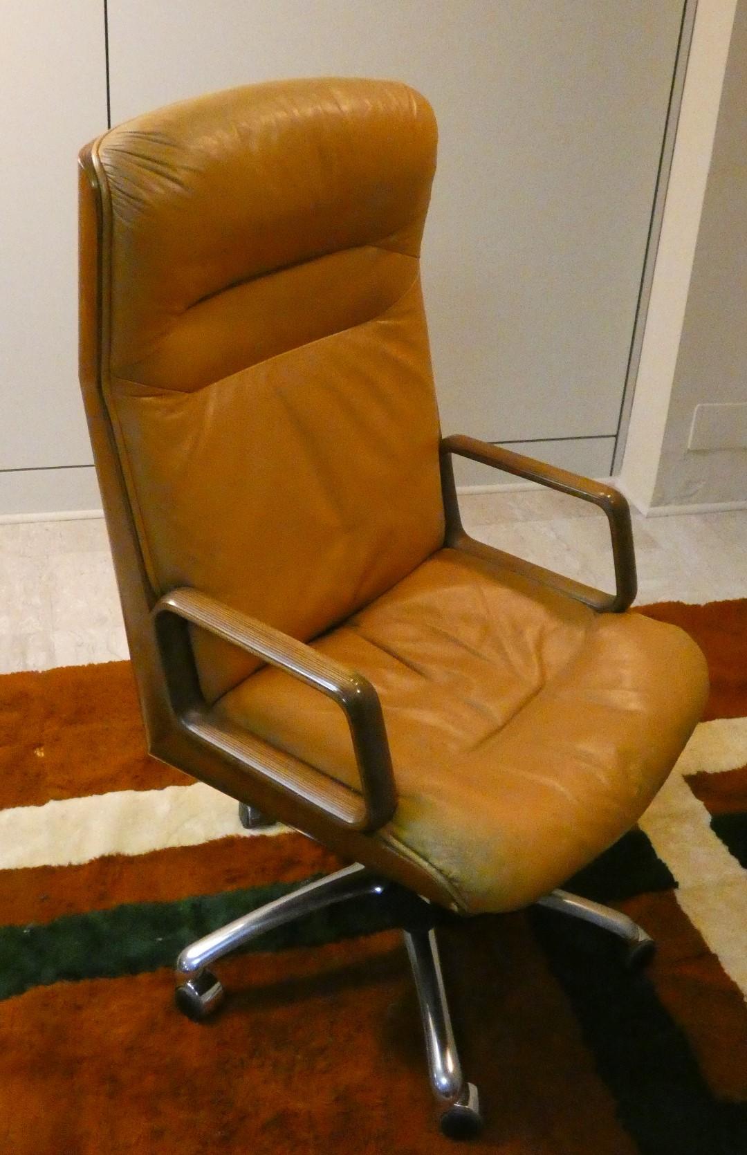Mod. Kiruna Drehsessel aus Leder und Holz von Studio Tecnico Vaghi, 1975 (Late 20th Century) im Angebot