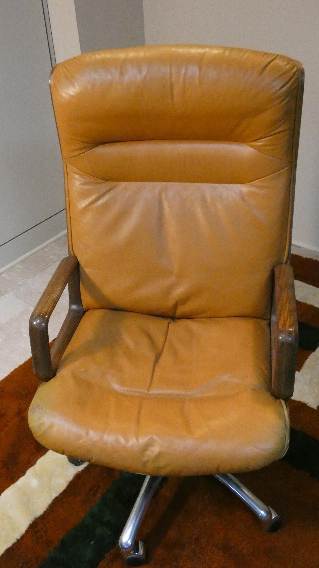 Mod. Kiruna Drehsessel aus Leder und Holz von Studio Tecnico Vaghi, 1975 im Angebot 1