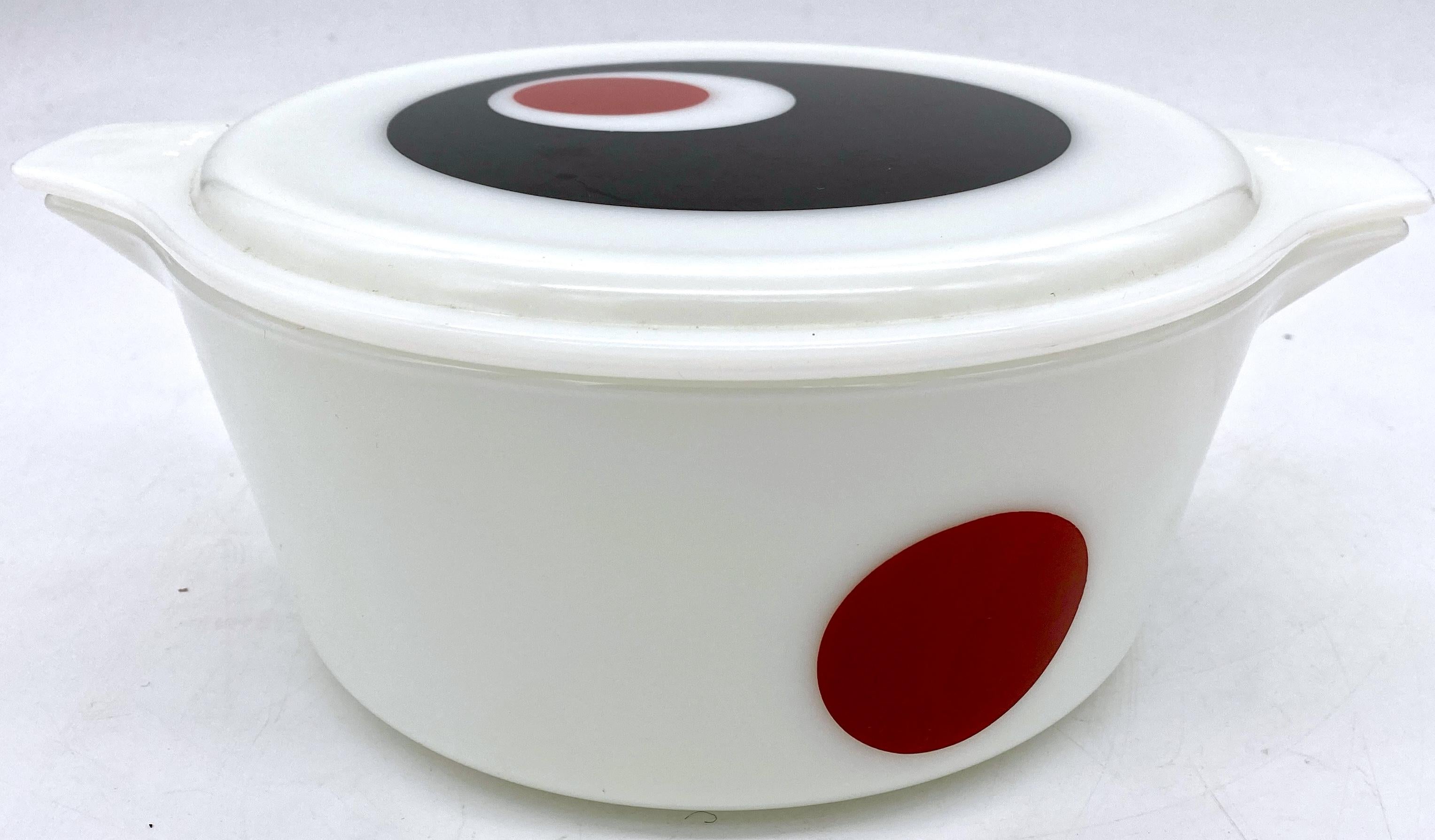 Soupière couverte Mod Pyrex Moon Deco #475, 1971, offre limitée 

Soupière couverte Mod Pyrex Moon Deco #475, une pièce rare et limitée de 1971. Cette pièce présente l'obscur et recherché motif Moon Deco, ce qui en fait un ajout unique à toute