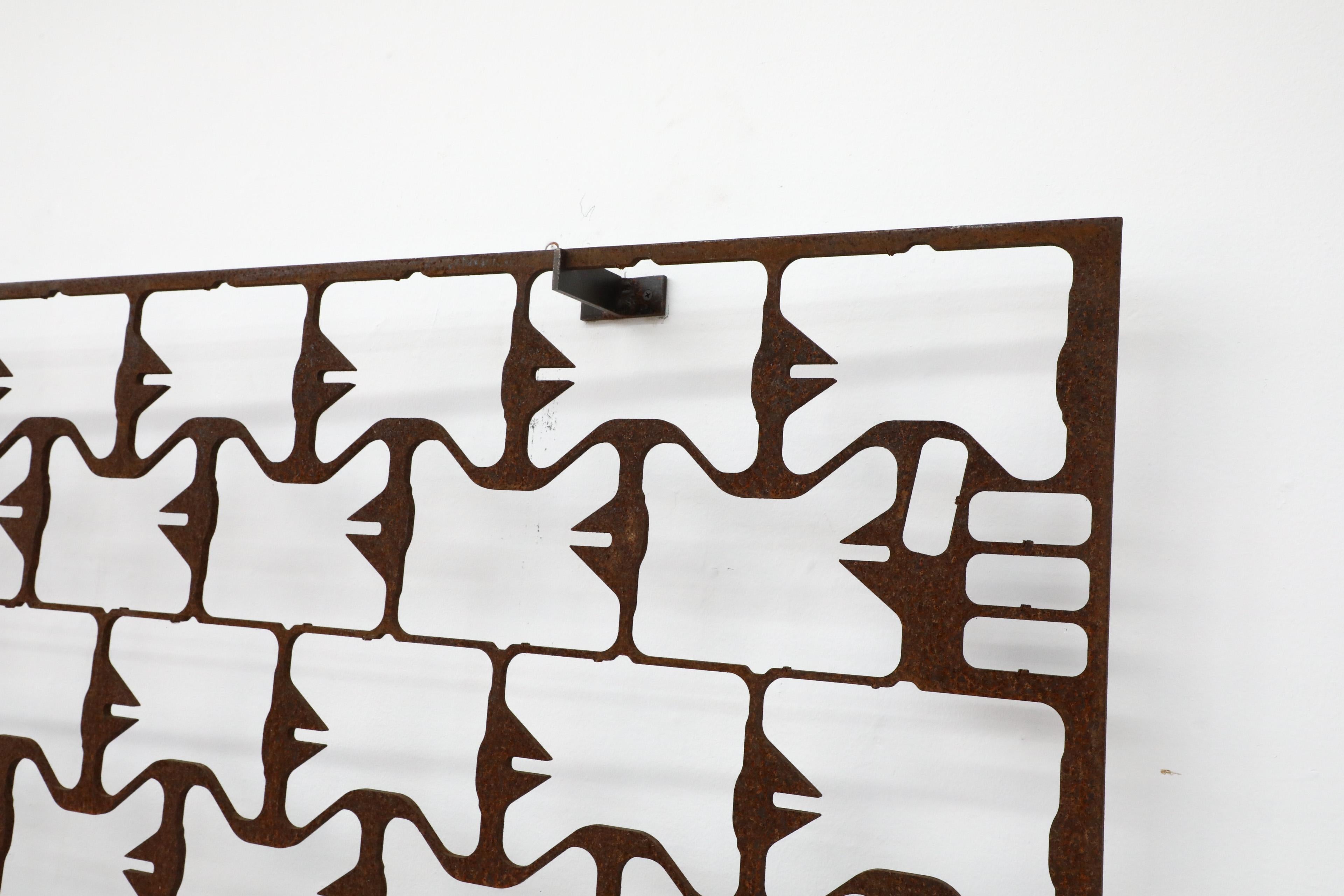 Séparation de pièce ou art mural en acier brut MOD. Magnifiques tôles d'acier brut avec un motif répétitif intéressant et une patine de surface visible. Photographié avec des supports muraux sur mesure, qui peuvent être commandés séparément. En état