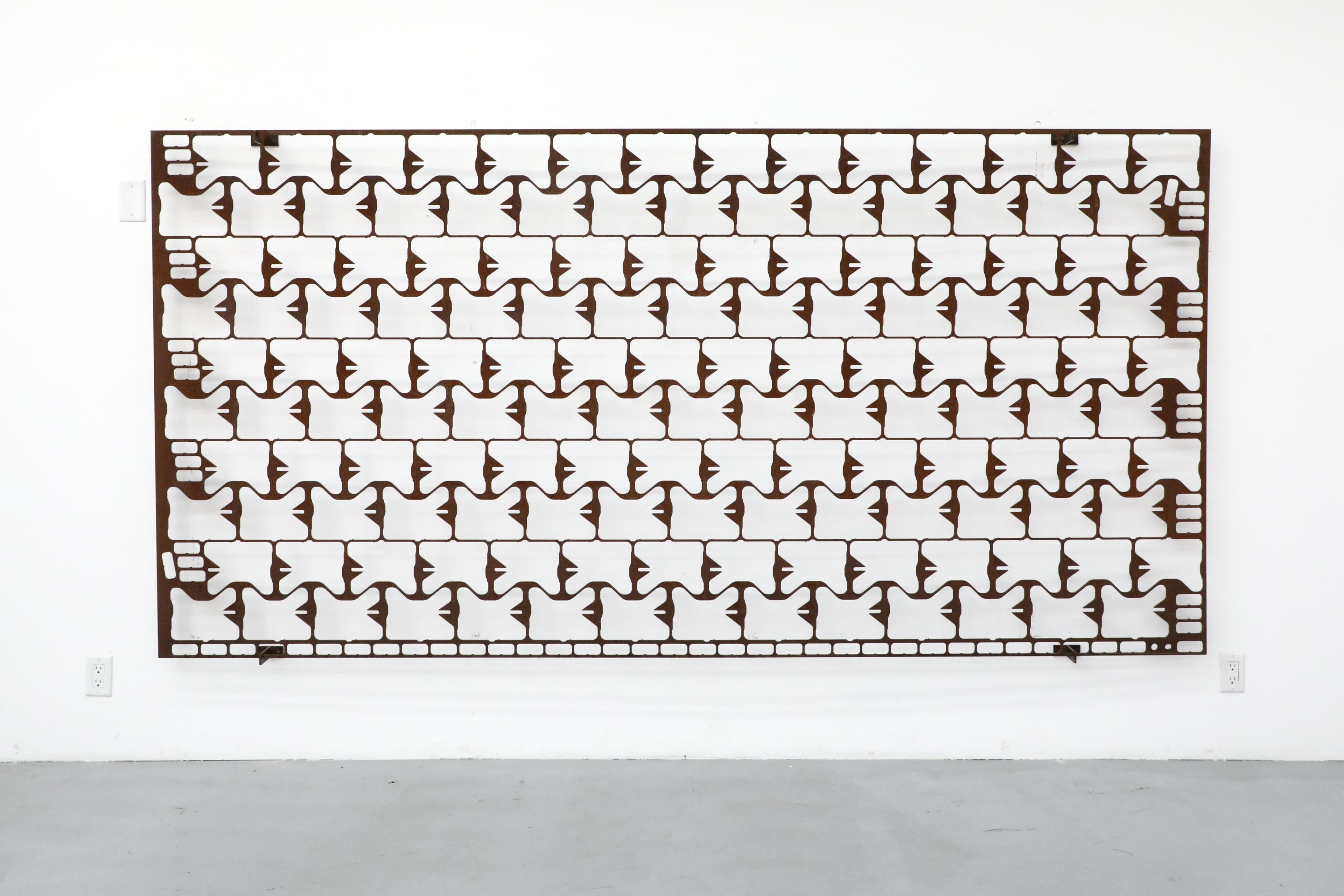 Modèle de séparation ou œuvre d'art murale en acier brut avec motif répété intéressant Bon état - En vente à Los Angeles, CA