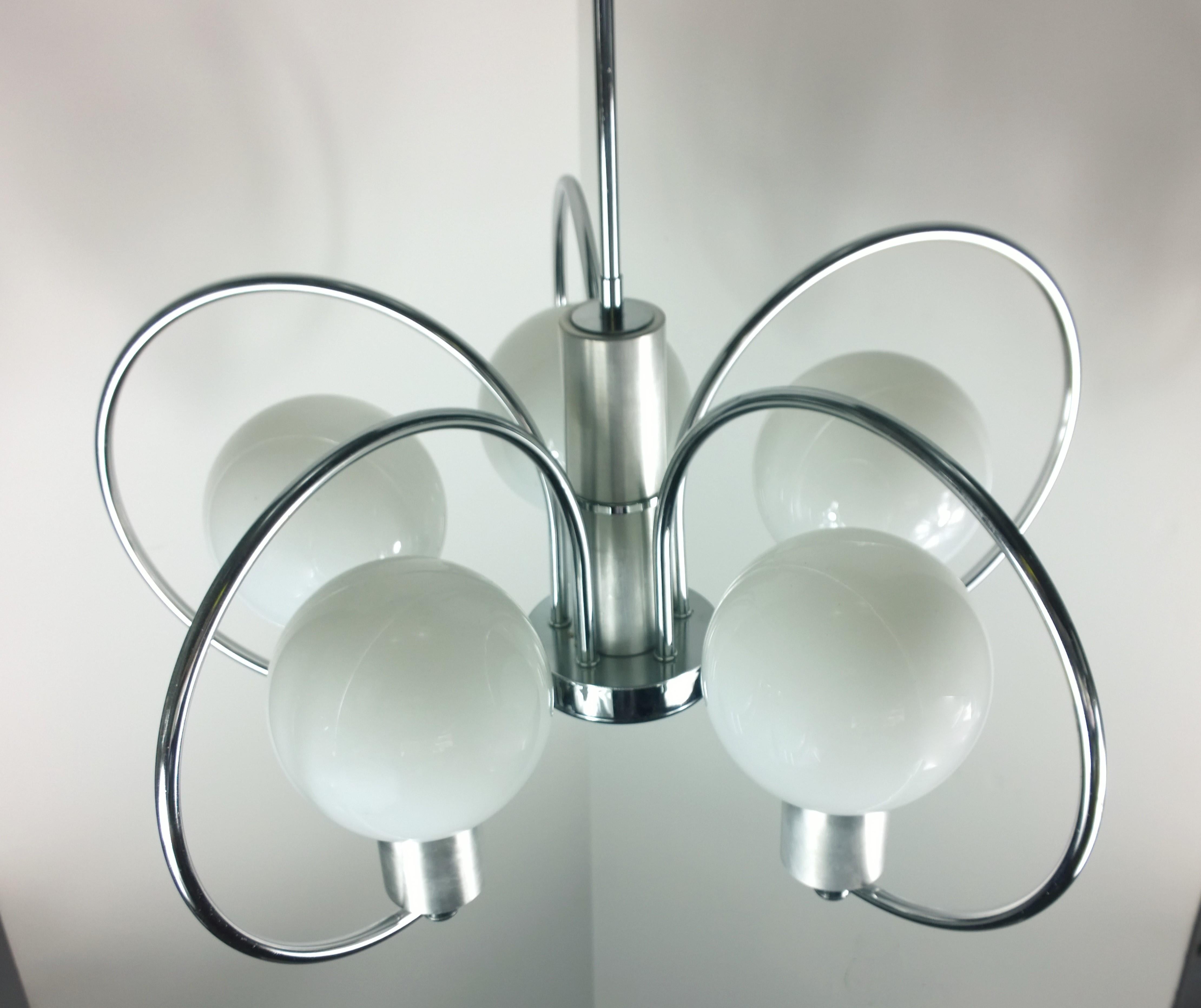 Mid-Century Modern Scrolled 5-Arm Chrome Plated and Aluminum 5 Large White Glass Globes Chandelier For Sale