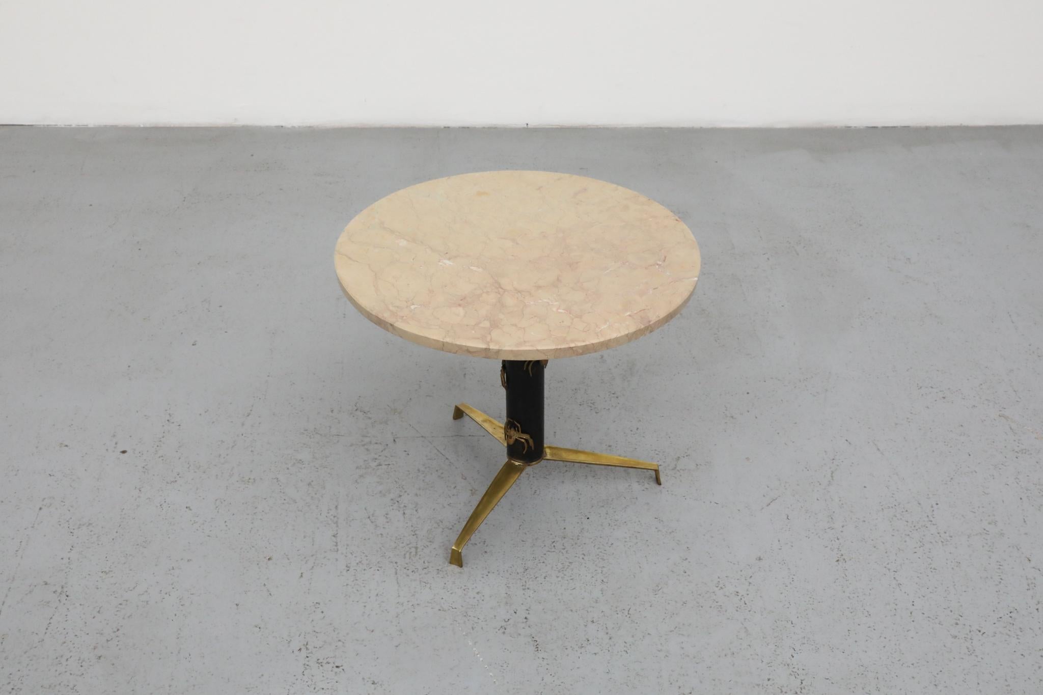 Milieu du XXe siècle Table d'appoint modulaire avec plateau rond en marbre et motifs d'araignées en laiton en vente