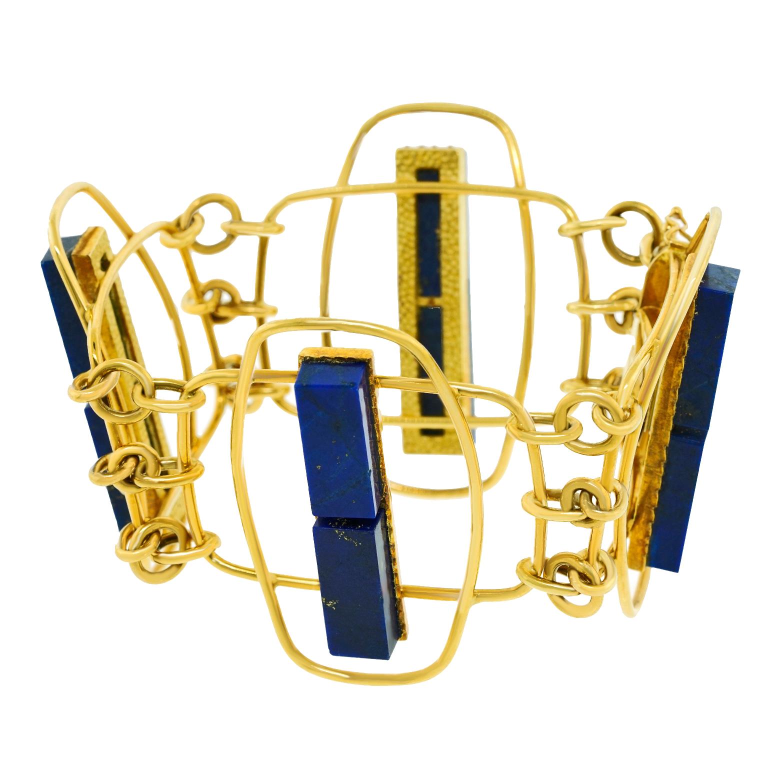 Circa 1960, 18k, par UnoAErre, Italie.  Hyper-moderne, mod, sixties, spectaculaire... Serti de lapis bleu luxuriant, ce chef-d'œuvre du design italien distinctement détaillé d'UnoAerre passe sans effort de la promenade à la salle de conférence. La