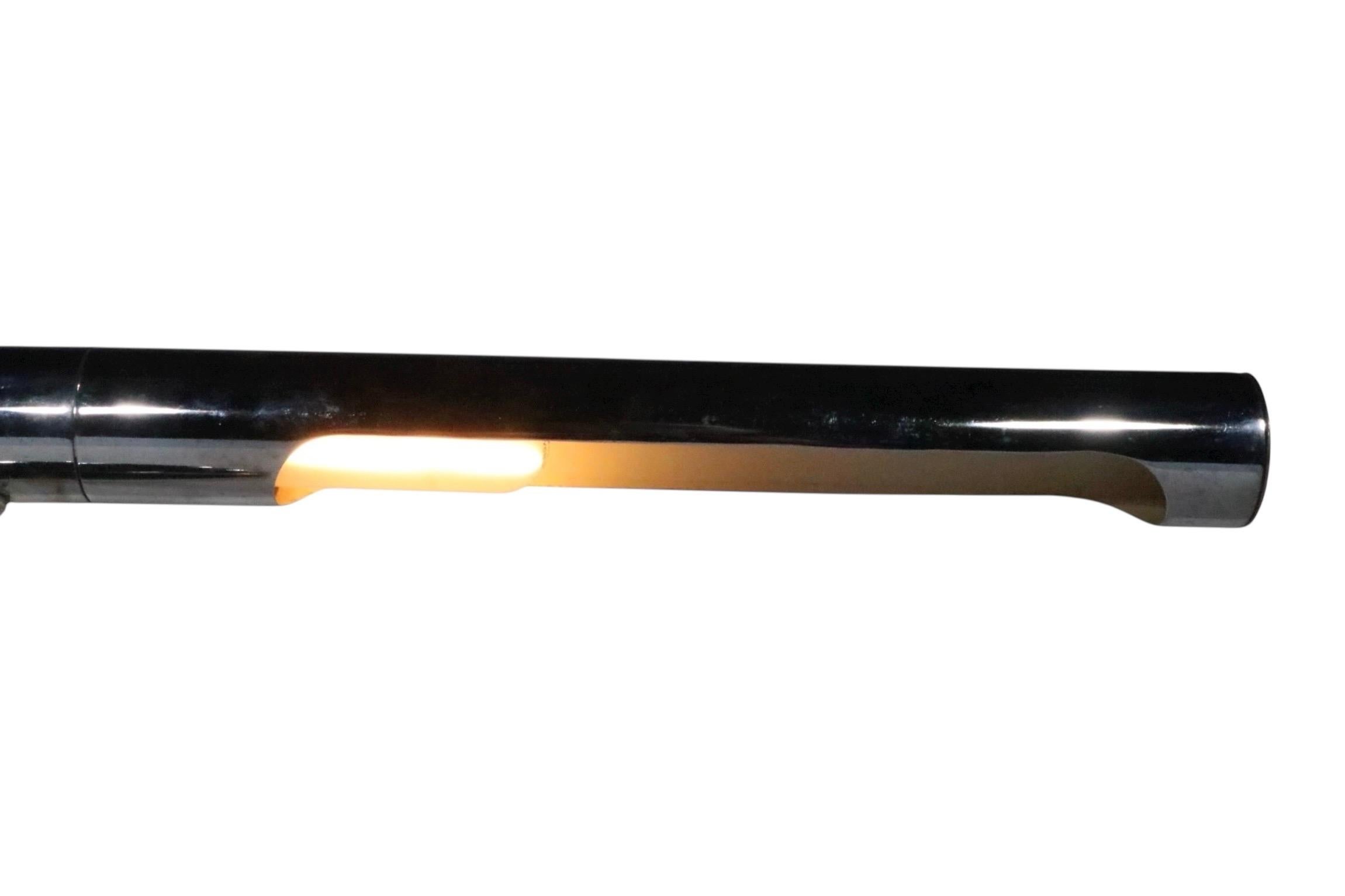 Klassische, verchromte Schreibtischlampe im modernen Space-Age-Design von Robert Sonneman, die an die Maurer Gulp-Lampe erinnert, um 1970. 
 Dieses Exemplar ist in einem sehr guten, originalen, sauberen und funktionsfähigen Zustand, der nur leichte